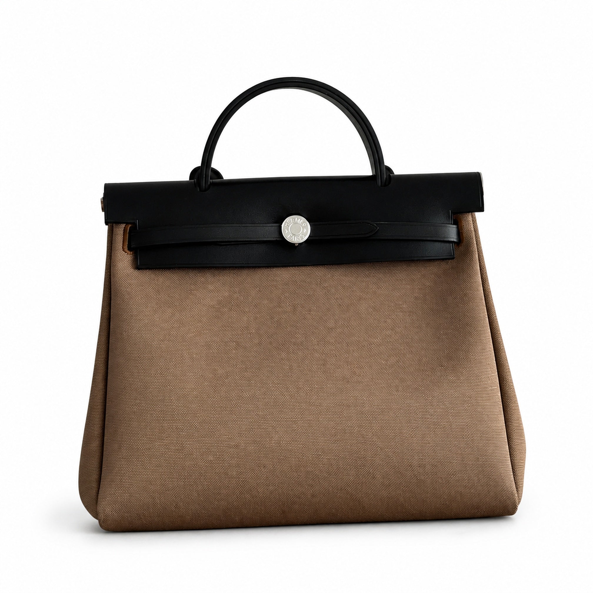 Hermers' popular herbag 31cm is designed to be inspired by saddle bags. The body of the bag is made of canvas, and the inseam, shoulder straps and handle are made of leather. The appearance is very si