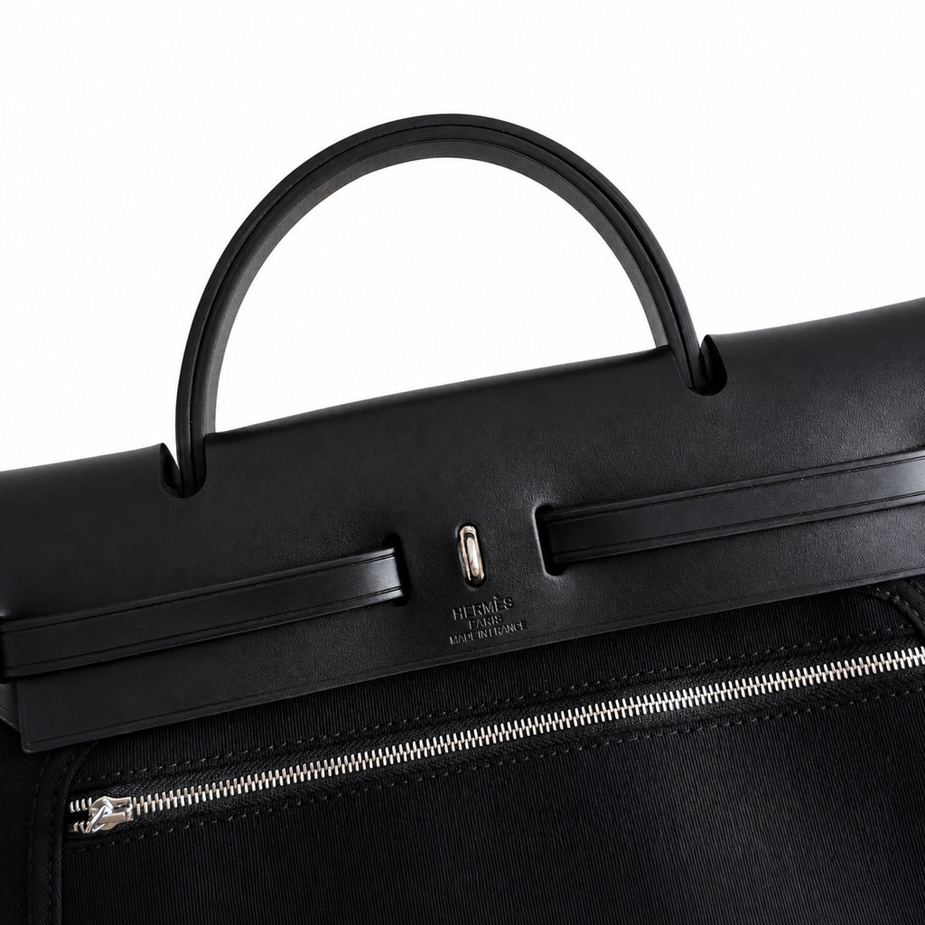 Hermers' popular herbag 31cm is designed to be inspired by saddle bags. The body of the bag is made of canvas, and the outer seams, shoulder straps and handbags are made of leather. The appearance is