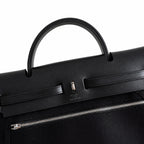 Hermers' popular herbag 31cm is designed to be inspired by saddle bags. The body of the bag is made of canvas, and the outer seams, shoulder straps and handbags are made of leather. The appearance is