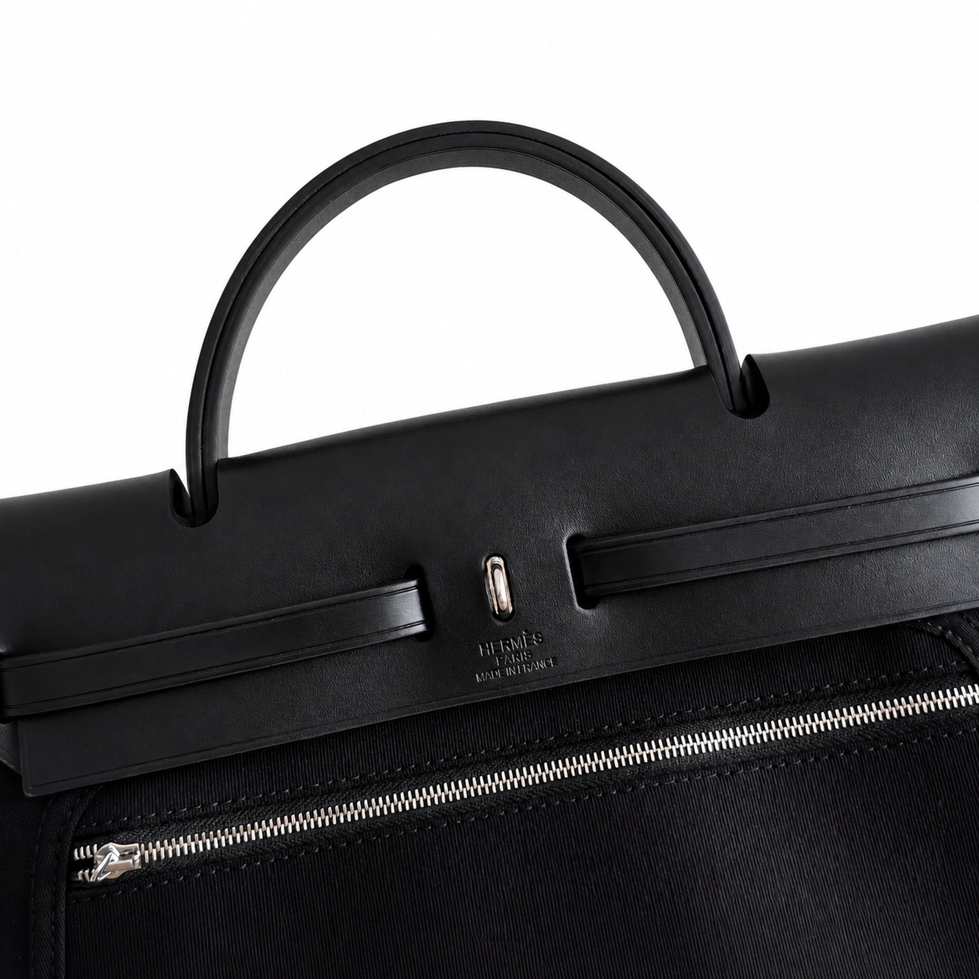 Hermers' popular herbag 31cm is designed to be inspired by saddle bags. The body of the bag is made of canvas, and the outer seams, shoulder straps and handbags are made of leather. The appearance is