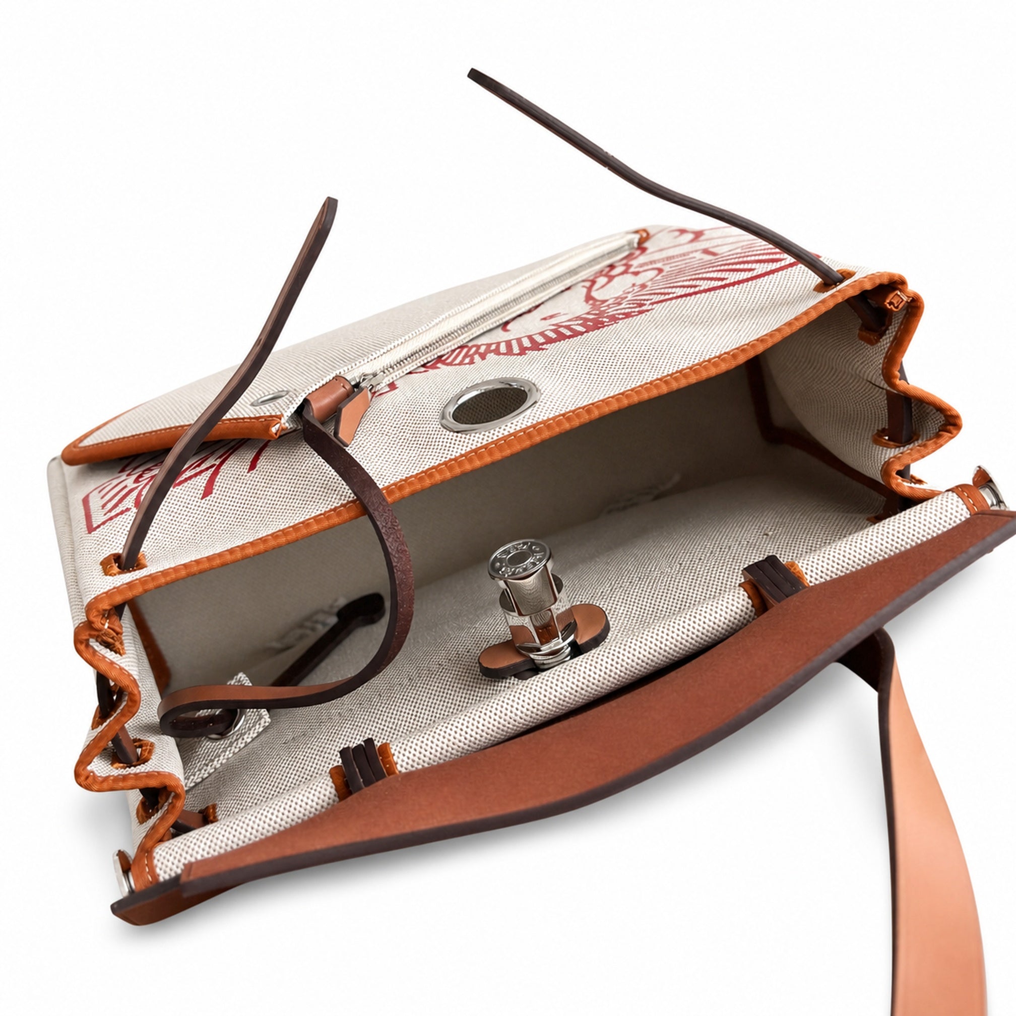 Hermers' popular herbag 31cm is designed to be inspired by saddle bags. The body of the bag is made of canvas, and the inseam, shoulder straps and handle are made of leather. The appearance is very si