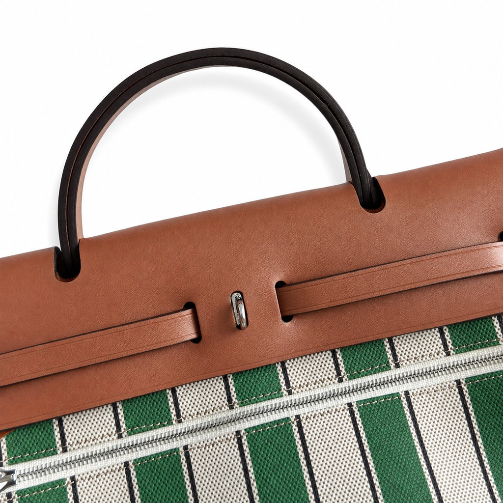 Hermers' popular herbag 31cm is designed to be inspired by saddle bags. The body of the bag is made of canvas, and the inseam, shoulder straps and handle are made of leather. The appearance is very si