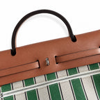 Hermers' popular herbag 31cm is designed to be inspired by saddle bags. The body of the bag is made of canvas, and the inseam, shoulder straps and handle are made of leather. The appearance is very si