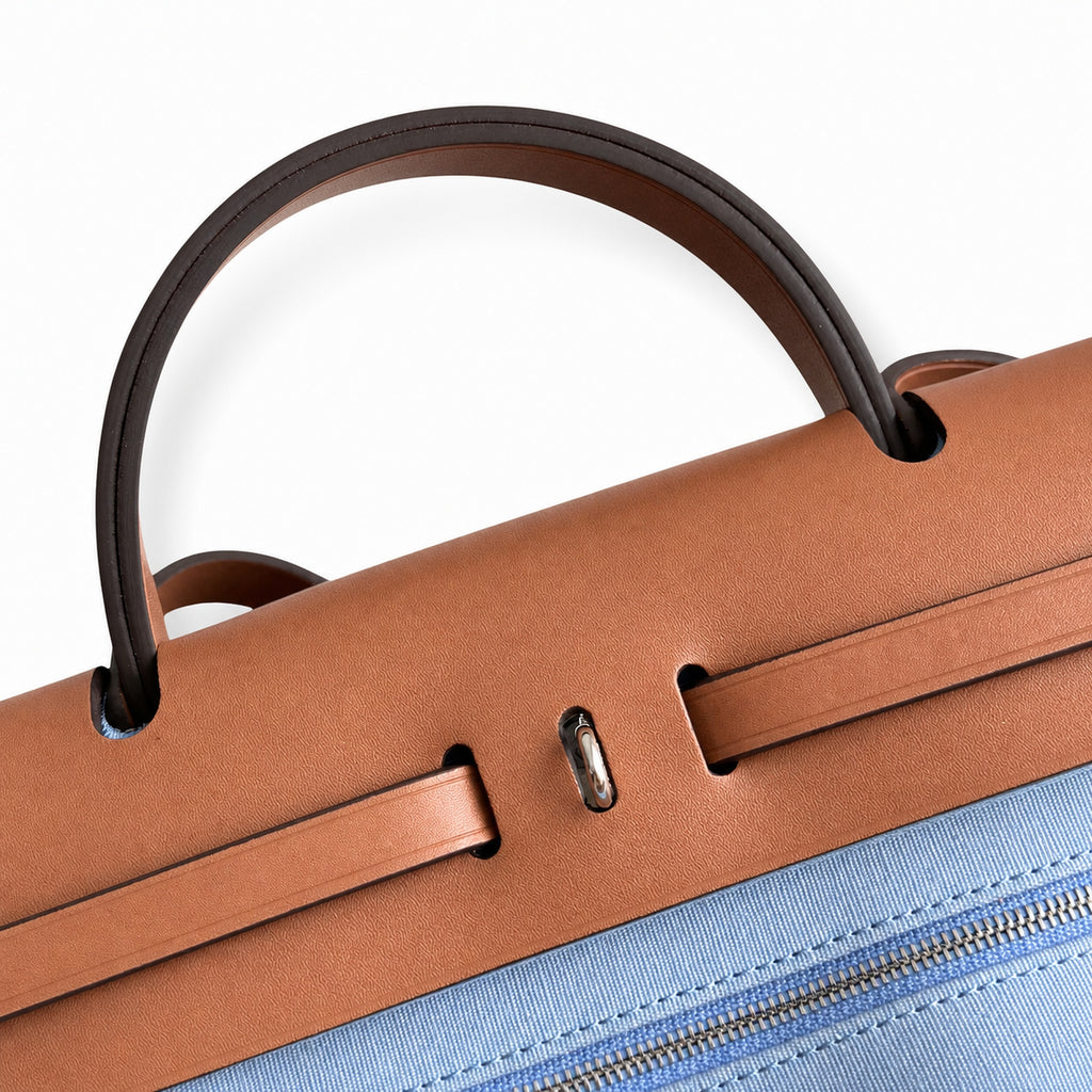 Hermers' popular herbag 31cm is designed to be inspired by saddle bags. The body of the bag is made of canvas, and the outer seams, shoulder straps and handbags are made of leather. The appearance is