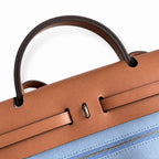 Hermers' popular herbag 31cm is designed to be inspired by saddle bags. The body of the bag is made of canvas, and the outer seams, shoulder straps and handbags are made of leather. The appearance is