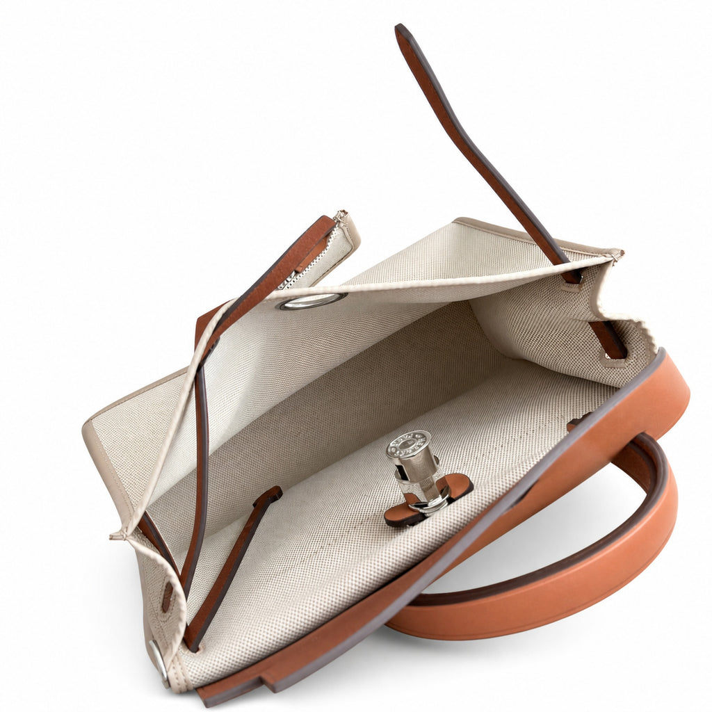 Hermers' popular herbag 31cm is designed to be inspired by saddle bags. The body of the bag is made of canvas, and the outer seams, shoulder straps and handbags are made of leather. The appearance is