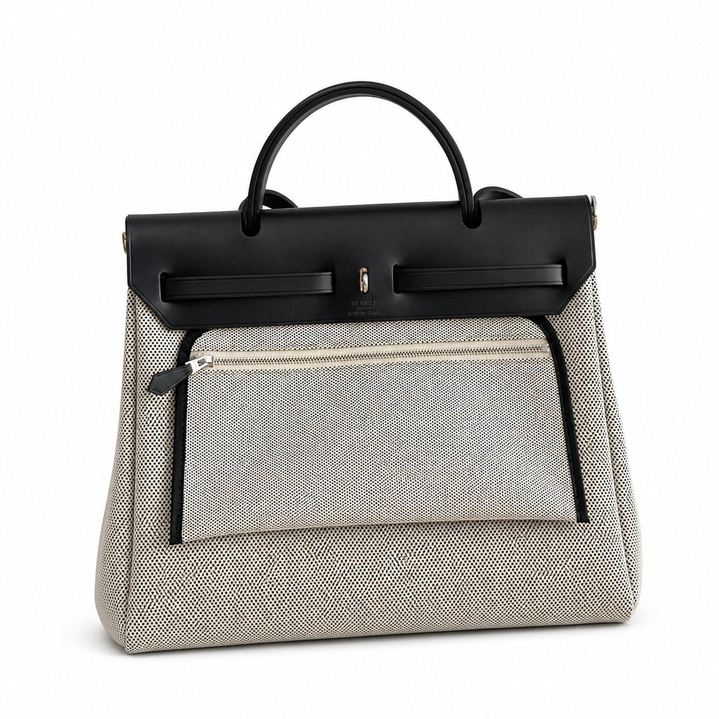 Hermers' popular herbag 31cm is designed to be inspired by saddle bags. The body of the bag is made of canvas, and the inseam, shoulder straps and handle are made of leather. The appearance is very si