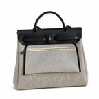 Hermers' popular herbag 31cm is designed to be inspired by saddle bags. The body of the bag is made of canvas, and the inseam, shoulder straps and handle are made of leather. The appearance is very si