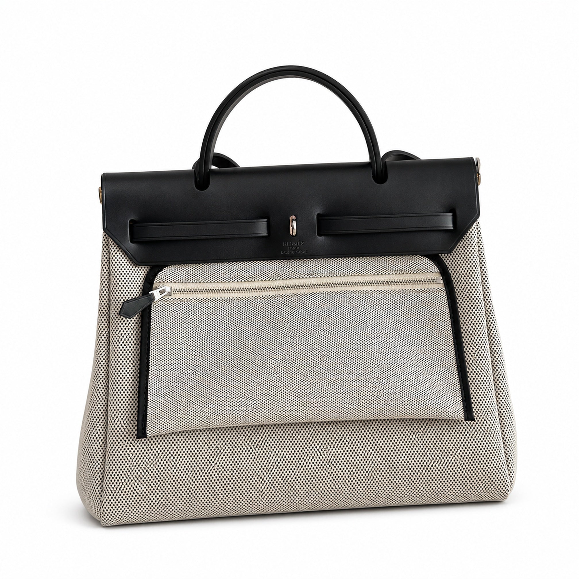 Hermers' popular herbag 31cm is designed to be inspired by saddle bags. The body of the bag is made of canvas, and the inseam, shoulder straps and handle are made of leather. The appearance is very si