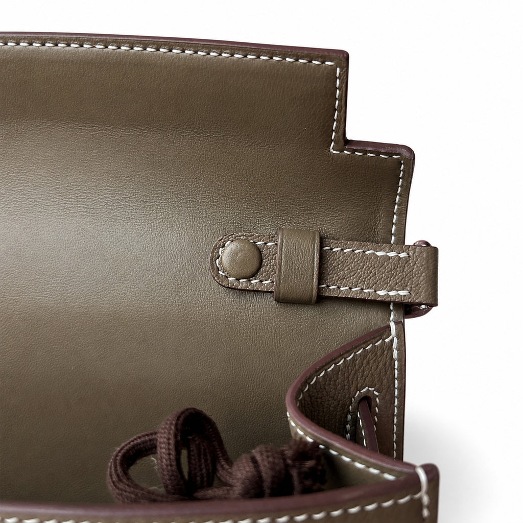 Hermès’ new armpit bag is here. A new member has been added to the Kelly family. Just looking at the online picture, I’m so excited. The first look at the real thing feels like an enlarged version of