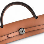 Hermers' popular herbag 31cm is designed to be inspired by saddle bags. The body of the bag is made of canvas, and the outer seams, shoulder straps and handbags are made of leather. The appearance is