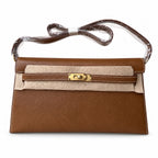 Hermès’ new armpit bag is here. A new member has been added to the Kelly family. Just looking at the online picture, I’m so excited. The first look at the real thing feels like an enlarged version of