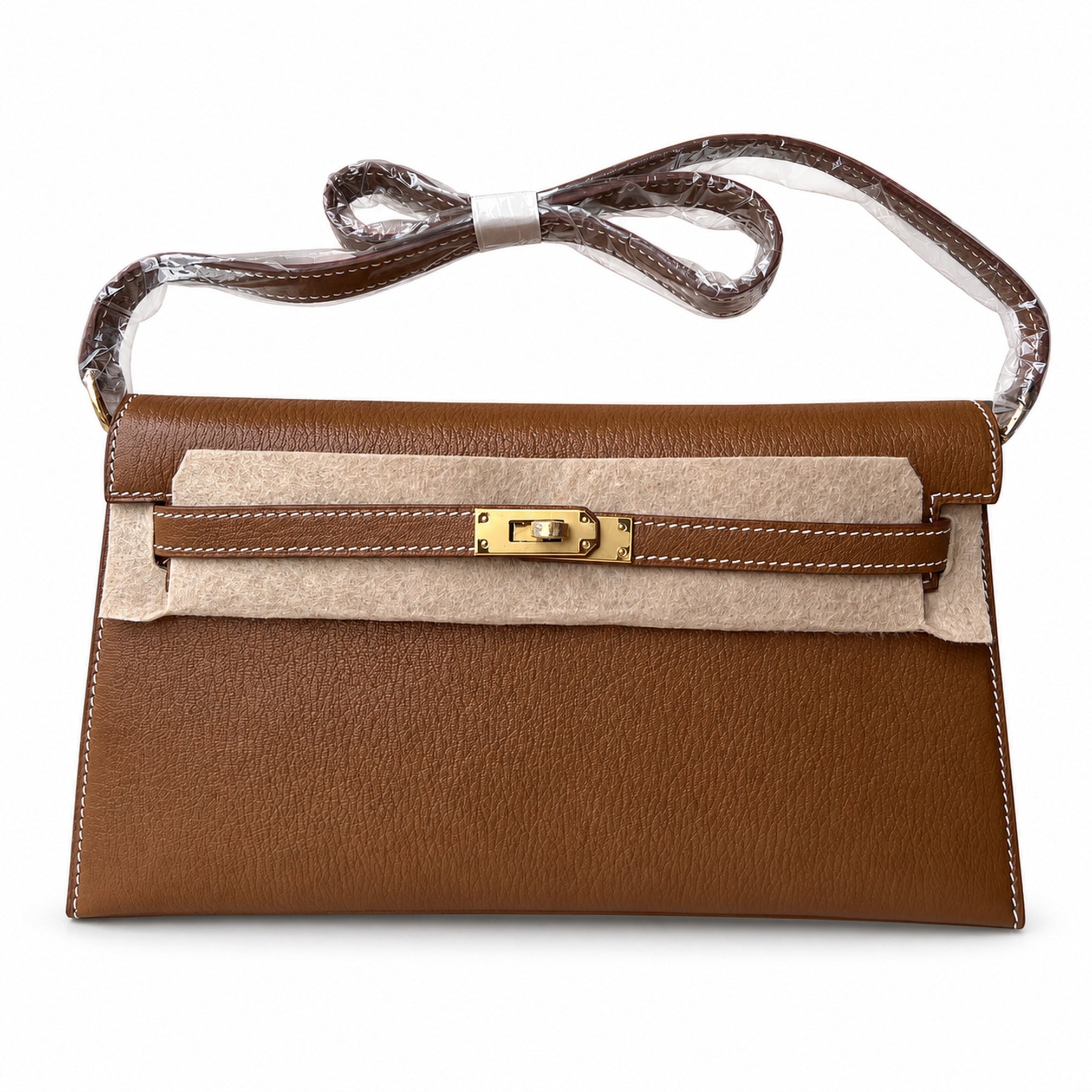Hermès’ new armpit bag is here. A new member has been added to the Kelly family. Just looking at the online picture, I’m so excited. The first look at the real thing feels like an enlarged version of