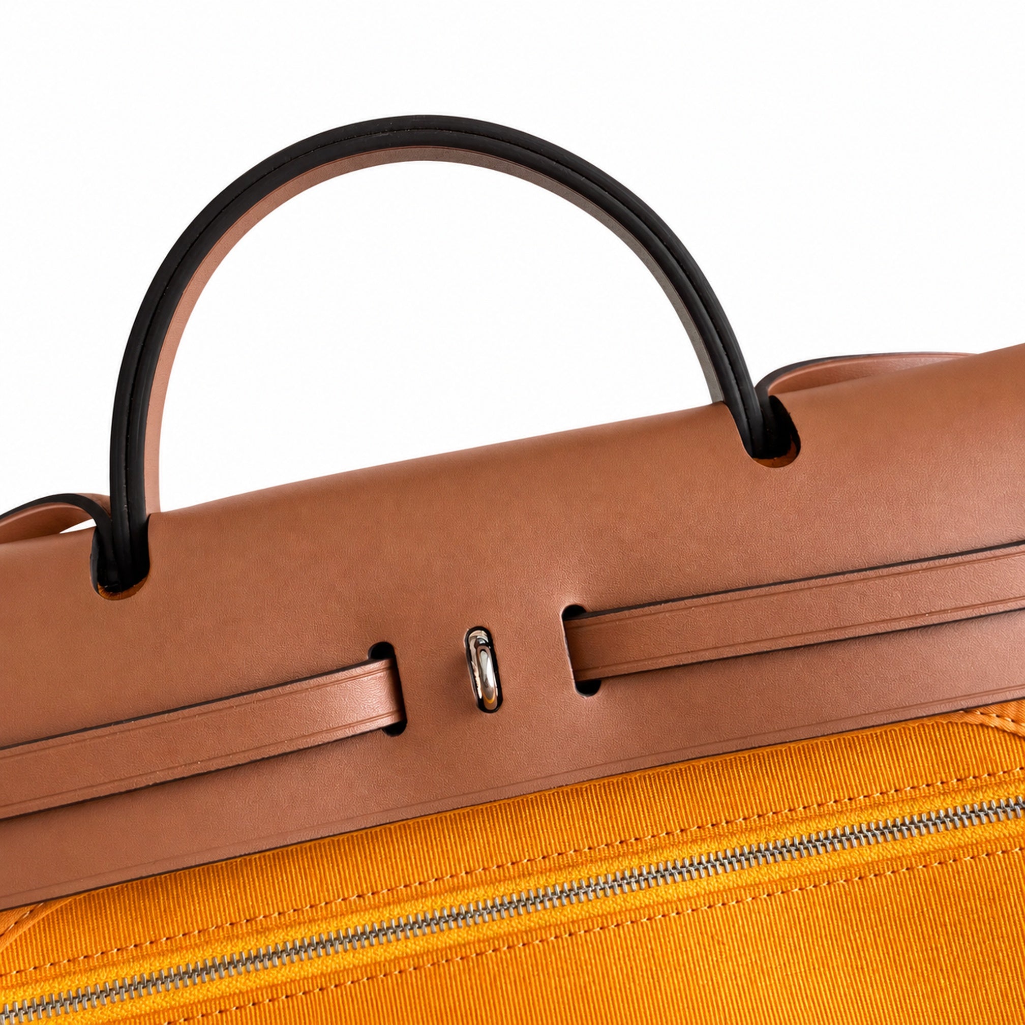 Hermers' popular herbag 31cm is designed to be inspired by saddle bags. The body of the bag is made of canvas, and the outer seams, shoulder straps and handbags are made of leather. The appearance is