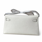Hermès’ new armpit bag is here. A new member has been added to the Kelly family. Just looking at the online picture, I’m so excited. The first look at the real thing feels like an enlarged version of