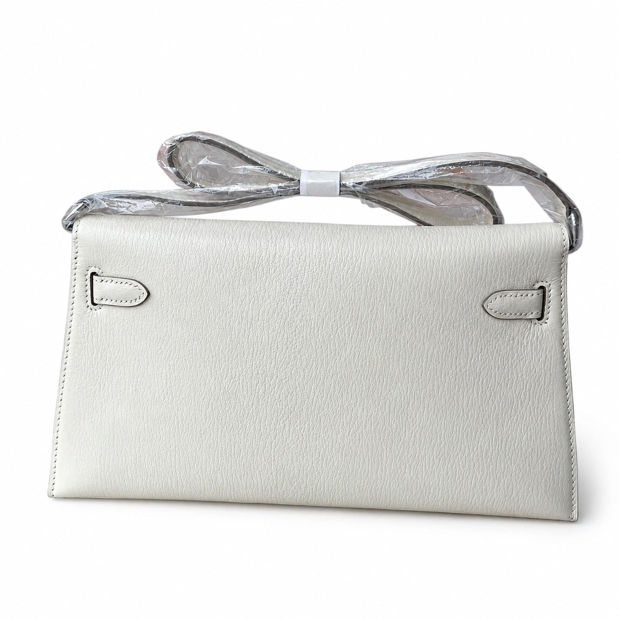 Hermès’ new armpit bag is here. A new member has been added to the Kelly family. Just looking at the online picture, I’m so excited. The first look at the real thing feels like an enlarged version of