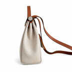 Hermers' popular herbag 31cm is designed to be inspired by saddle bags. The body of the bag is made of canvas, and the inseam, shoulder straps and handle are made of leather. The appearance is very si
