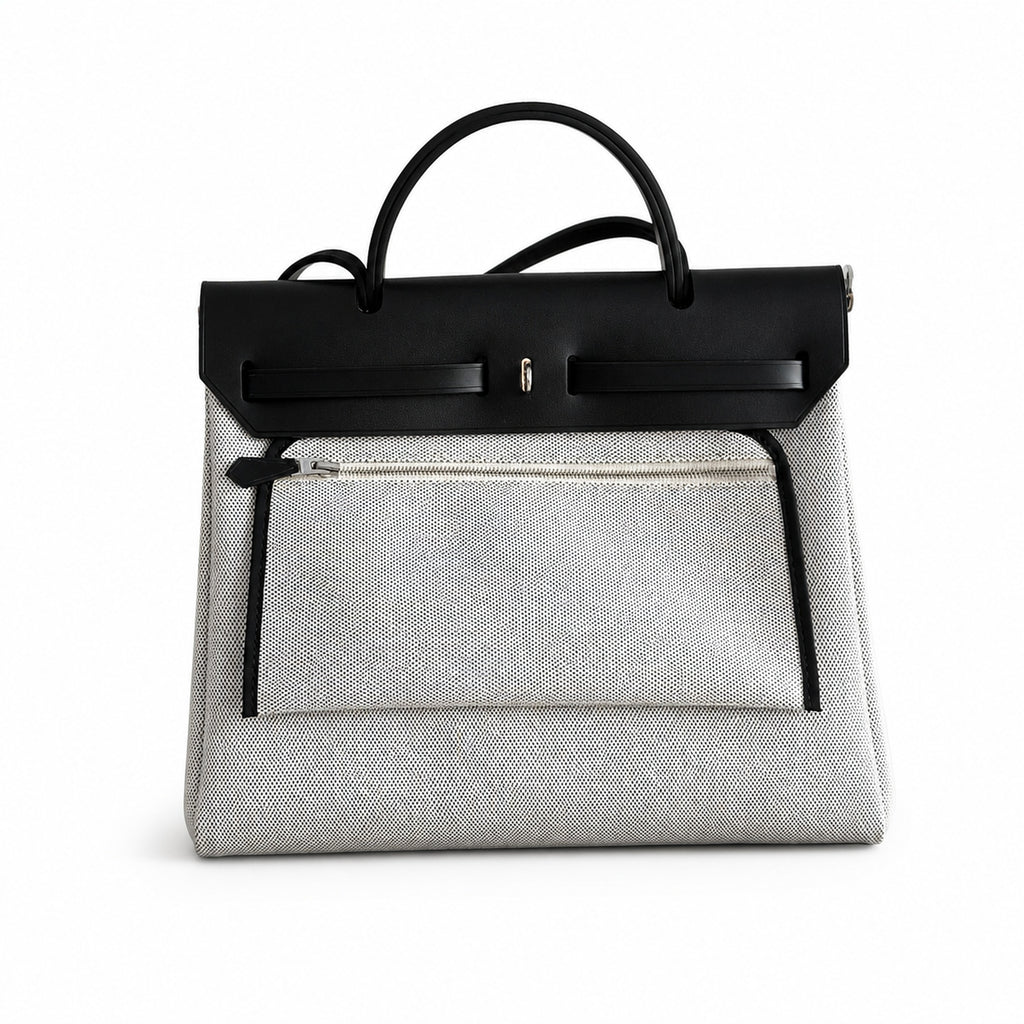 Hermers' popular herbag 31cm is designed to be inspired by saddle bags. The body of the bag is made of canvas, and the inseam, shoulder straps and handle are made of leather. The appearance is very si