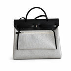 Hermers' popular herbag 31cm is designed to be inspired by saddle bags. The body of the bag is made of canvas, and the inseam, shoulder straps and handle are made of leather. The appearance is very si