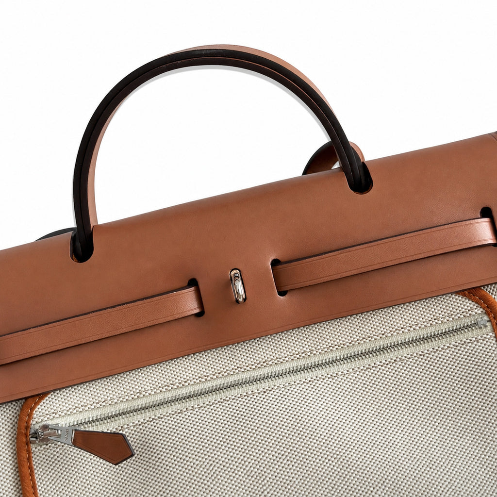 Hermers' popular herbag 31cm is designed to be inspired by saddle bags. The body of the bag is made of canvas, and the inseam, shoulder straps and handle are made of leather. The appearance is very si