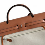 Hermers' popular herbag 31cm is designed to be inspired by saddle bags. The body of the bag is made of canvas, and the inseam, shoulder straps and handle are made of leather. The appearance is very si