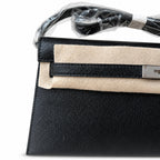 Hermès’ new armpit bag is here. A new member has been added to the Kelly family. Just looking at the online picture, I’m so excited. The first look at the real thing feels like an enlarged version of