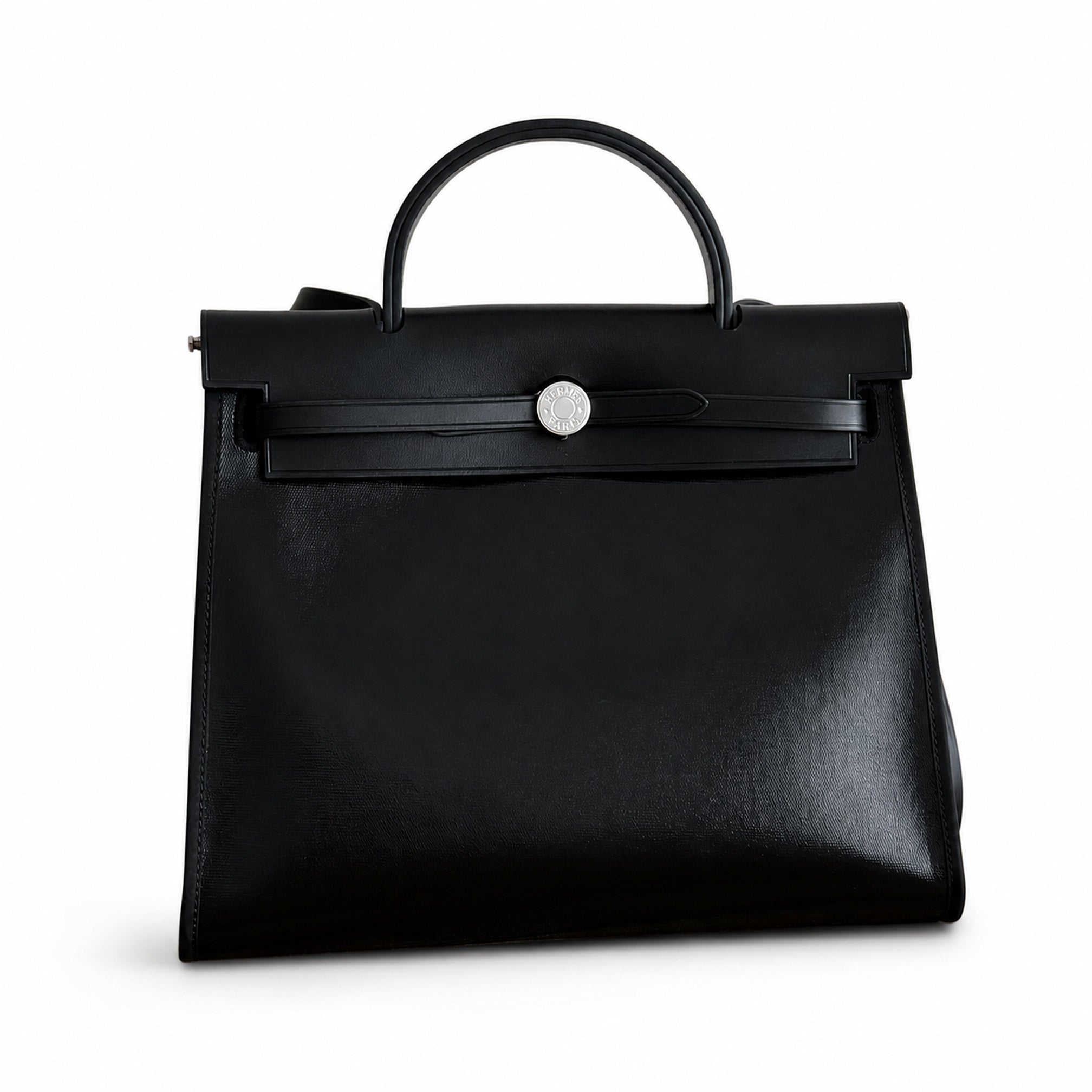 Hermers' popular herbag 31cm is designed to be inspired by saddle bags. The body of the bag is made of canvas and has outer seams. The shoulder straps and handbags are made of leather and look similar