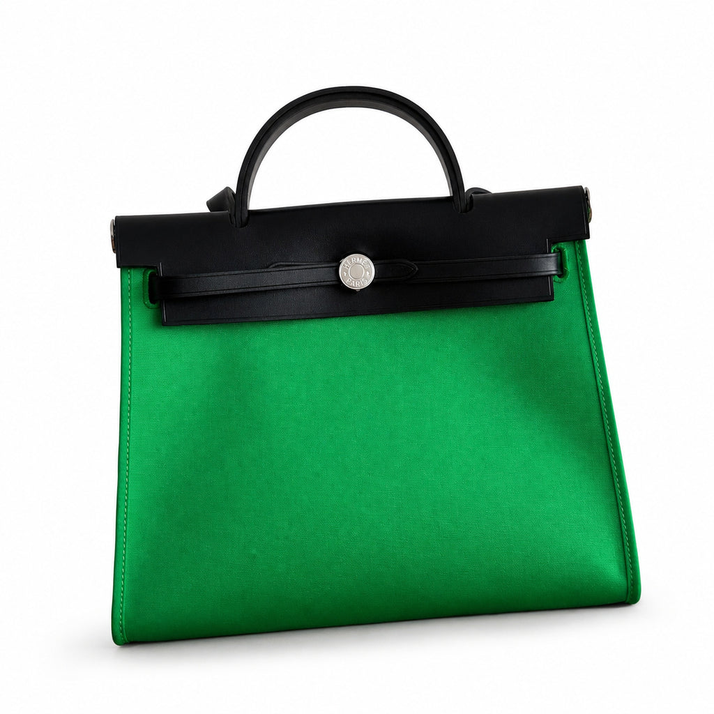 Hermers' popular herbag 31cm is designed to be inspired by saddle bags. The body of the bag is made of canvas and has outer seams. The shoulder straps and handbags are made of leather and look similar