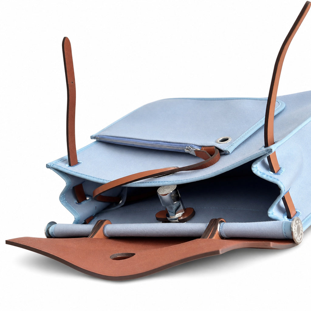 Hermers' popular herbag 31cm is designed to be inspired by saddle bags. The body of the bag is made of canvas, and the outer seams, shoulder straps and handbags are made of leather. The appearance is
