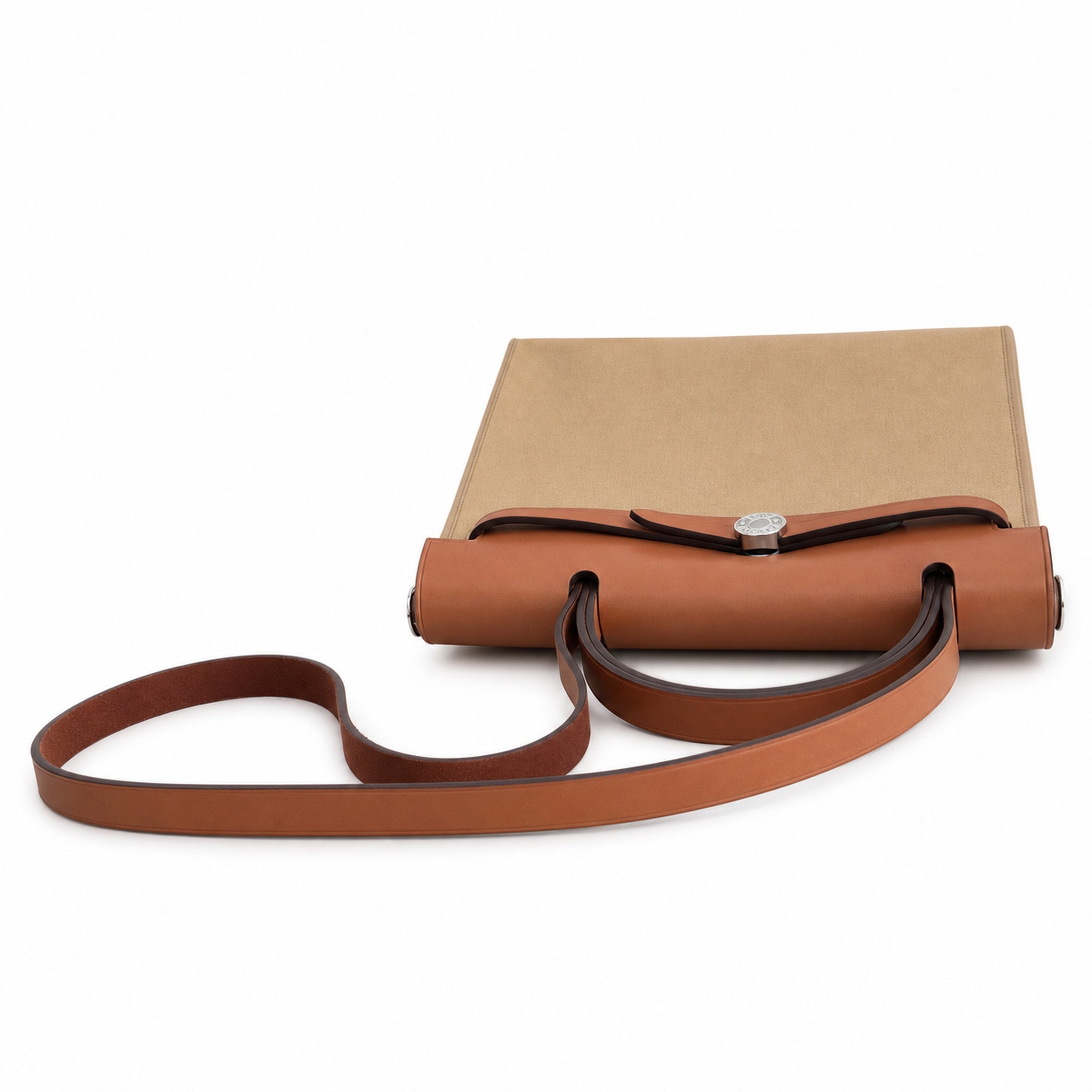 Hermers' popular herbag 31cm is designed to be inspired by saddle bags. The body of the bag is made of canvas, and the outer seams, shoulder straps and handbags are made of leather. The appearance is