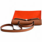 Hermers' popular herbag 31cm is designed to be inspired by saddle bags. The body of the bag is made of canvas, and the outer seams, shoulder straps and handbags are made of leather. The appearance is