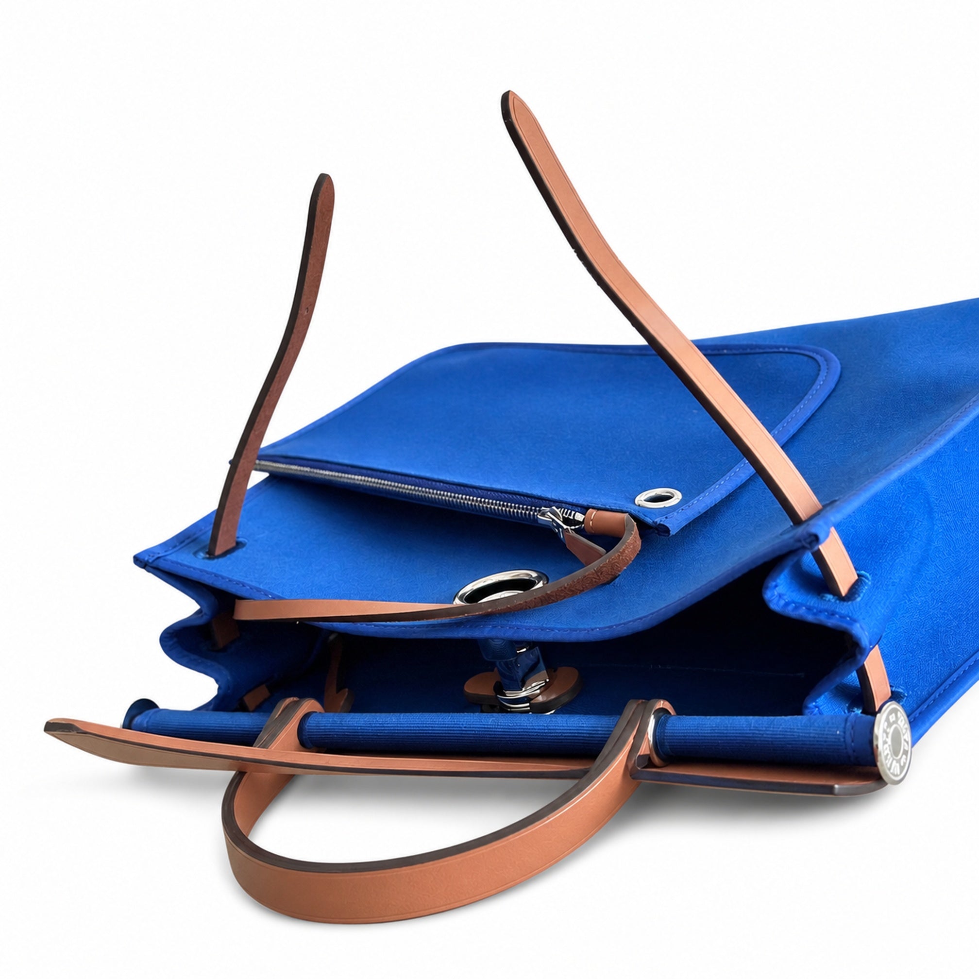 Hermers' popular herbag 31cm is designed to be inspired by saddle bags. The body of the bag is made of canvas, and the outer seams, shoulder straps and handbags are made of leather. The appearance is
