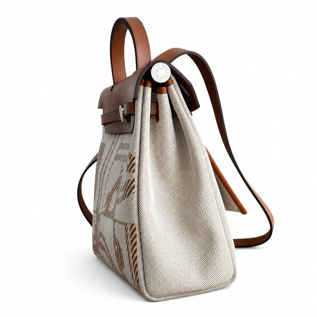 Hermers' popular herbag 31cm is designed to be inspired by saddle bags. The body of the bag is made of canvas, and the inseam, shoulder straps and handle are made of leather. The appearance is very si