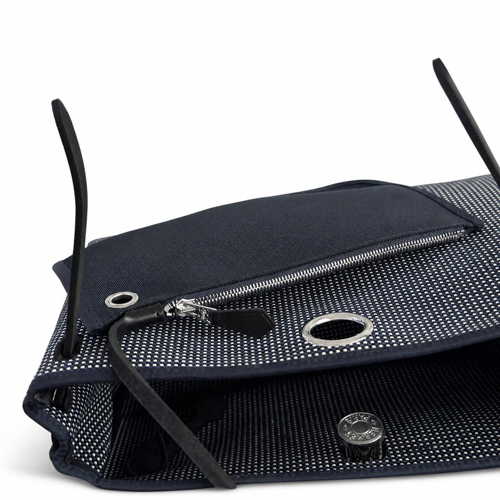 Hermers' popular herbag 31cm is designed to be inspired by saddle bags. The body of the bag is made of canvas, and the inseam, shoulder straps and handle are made of leather. The appearance is very si