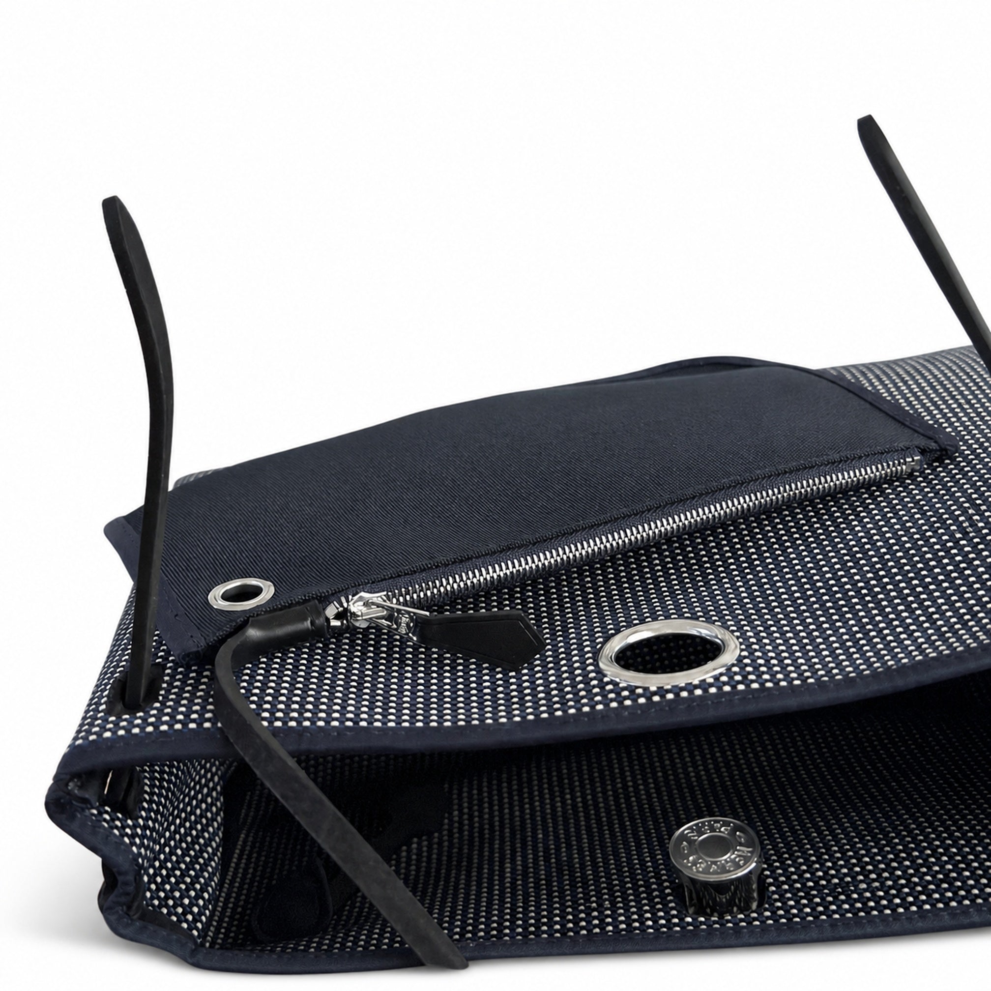 Hermers' popular herbag 31cm is designed to be inspired by saddle bags. The body of the bag is made of canvas, and the inseam, shoulder straps and handle are made of leather. The appearance is very si