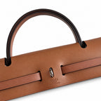 Hermers' popular herbag 31cm is designed to be inspired by saddle bags. The body of the bag is made of canvas, and the inseam, shoulder straps and handle are made of leather. The appearance is very si
