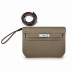 Kelly Depeches 25cm Epsom leather, 18 elephant gray, silver buckle, the most in-class men's handbag Depeches25. This leather is really unique. When paired with a shoulder strap, it instantly transform