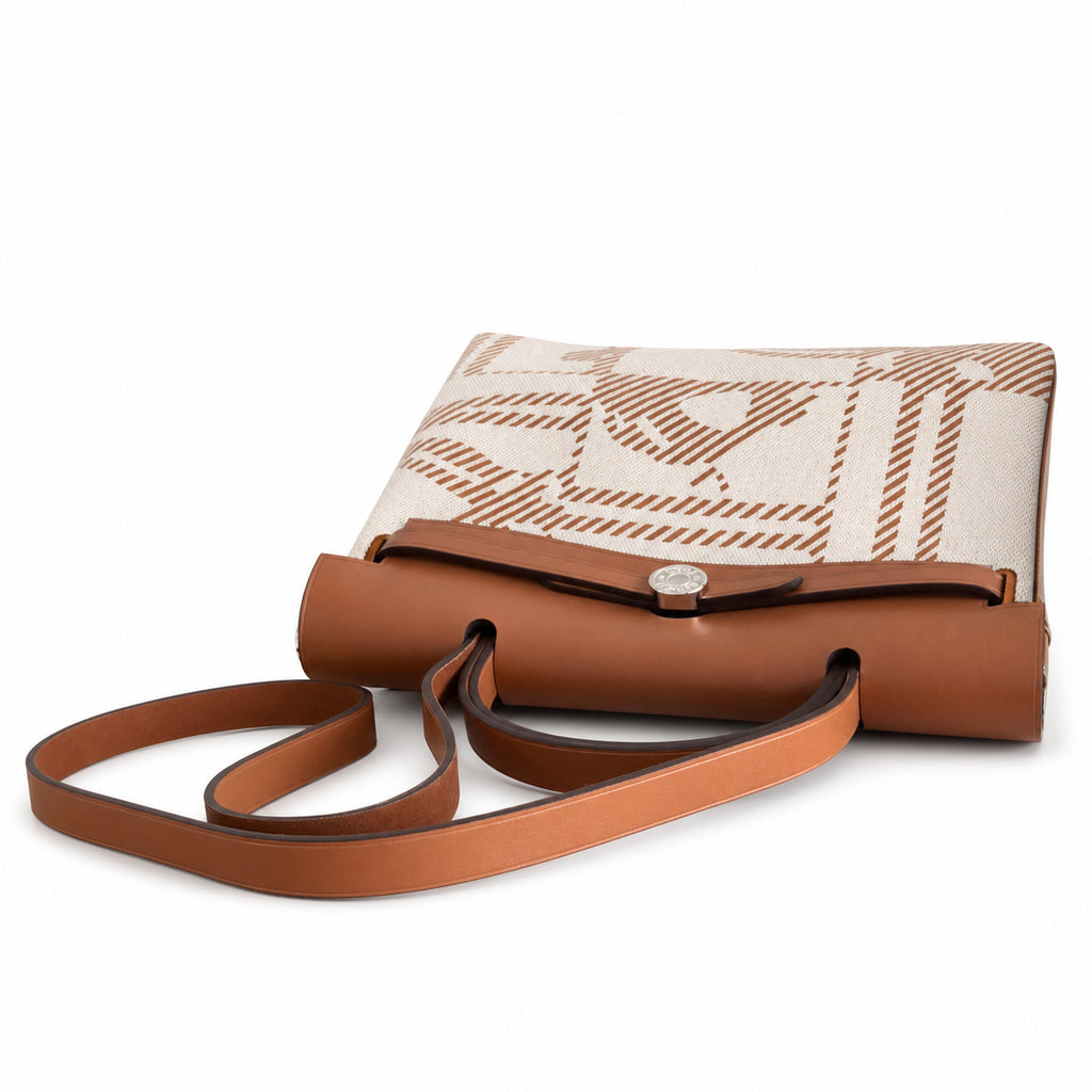 Hermers' popular herbag 31cm is designed to be inspired by saddle bags. The body of the bag is made of canvas, and the inseam, shoulder straps and handle are made of leather. The appearance is very si