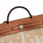Hermers' popular herbag 31cm is designed to be inspired by saddle bags. The body of the bag is made of canvas, and the inseam, shoulder straps and handle are made of leather. The appearance is very si