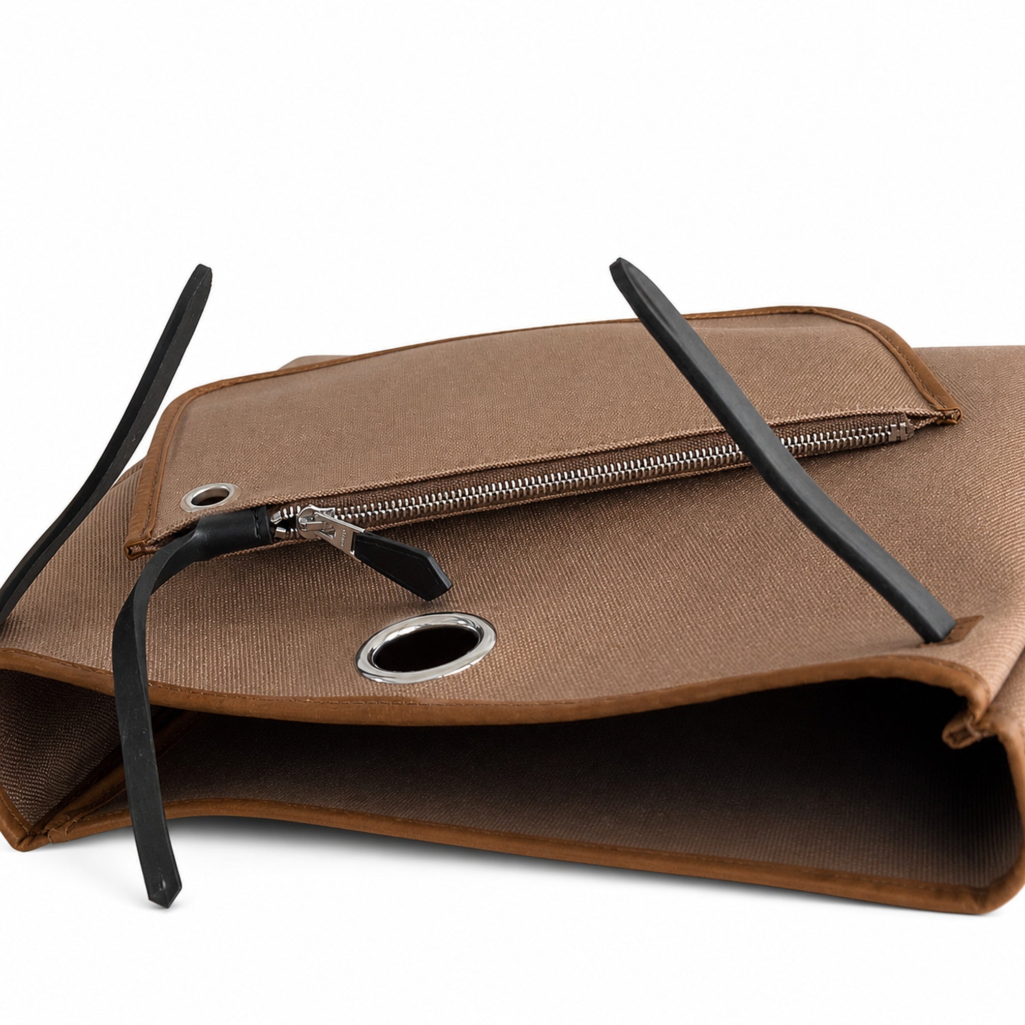 Hermers' popular herbag 31cm is designed to be inspired by saddle bags. The body of the bag is made of canvas, and the inseam, shoulder straps and handle are made of leather. The appearance is very si