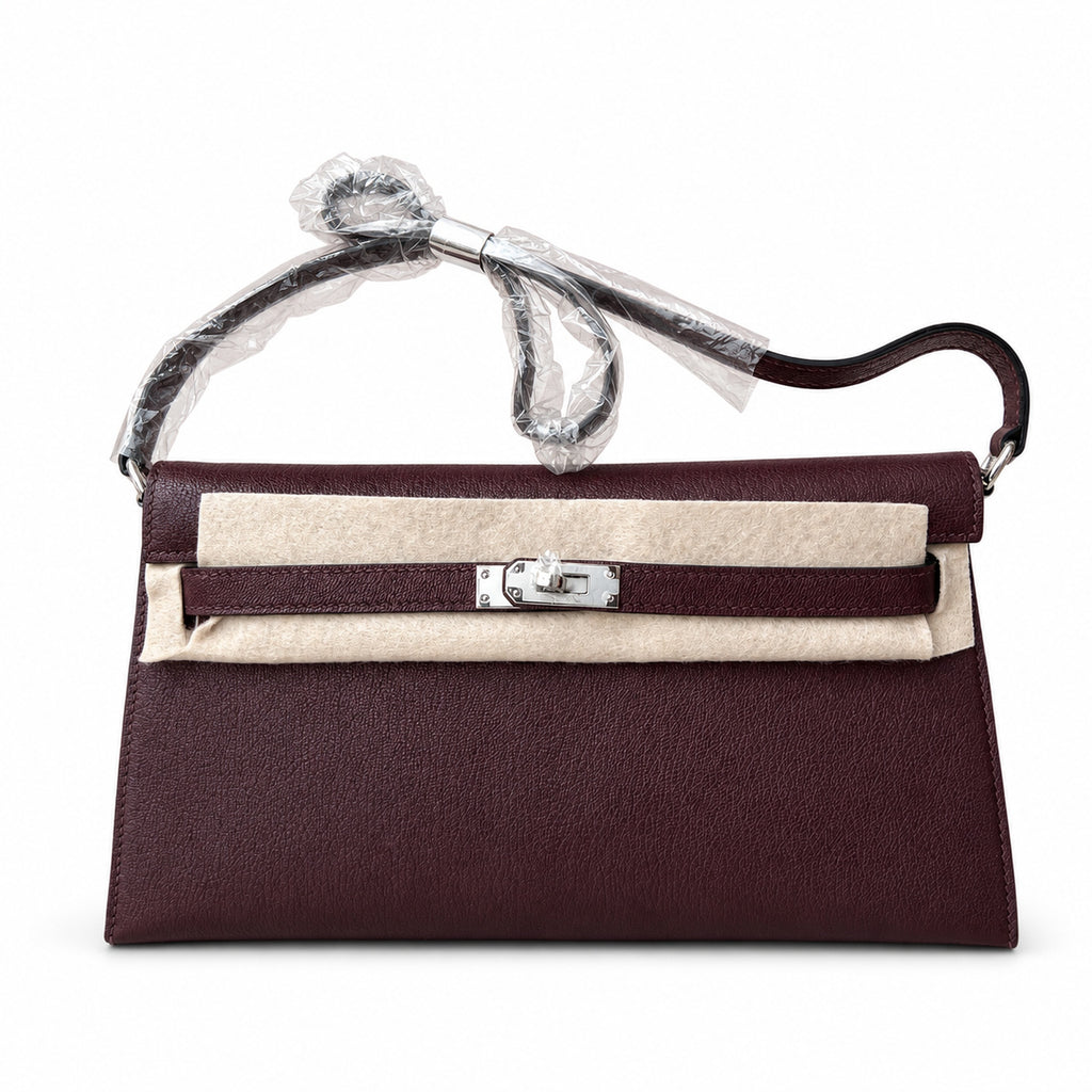 Hermès’ new armpit bag is here. A new member has been added to the Kelly family. Just looking at the online picture, I’m so excited. The first look at the real thing feels like an enlarged version of