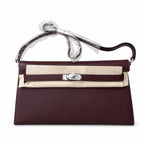 Hermès’ new armpit bag is here. A new member has been added to the Kelly family. Just looking at the online picture, I’m so excited. The first look at the real thing feels like an enlarged version of