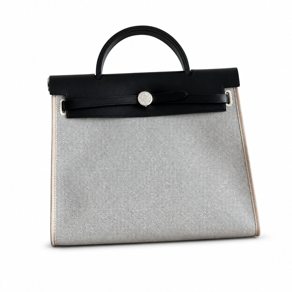 Hermers' popular herbag 31cm is designed to be inspired by saddle bags. The body of the bag is made of canvas and has outer seams. The shoulder straps and handbags are made of leather and look similar