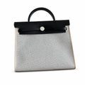 Hermers' popular herbag 31cm is designed to be inspired by saddle bags. The body of the bag is made of canvas and has outer seams. The shoulder straps and handbags are made of leather and look similar