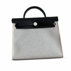 Hermers' popular herbag 31cm is designed to be inspired by saddle bags. The body of the bag is made of canvas and has outer seams. The shoulder straps and handbags are made of leather and look similar
