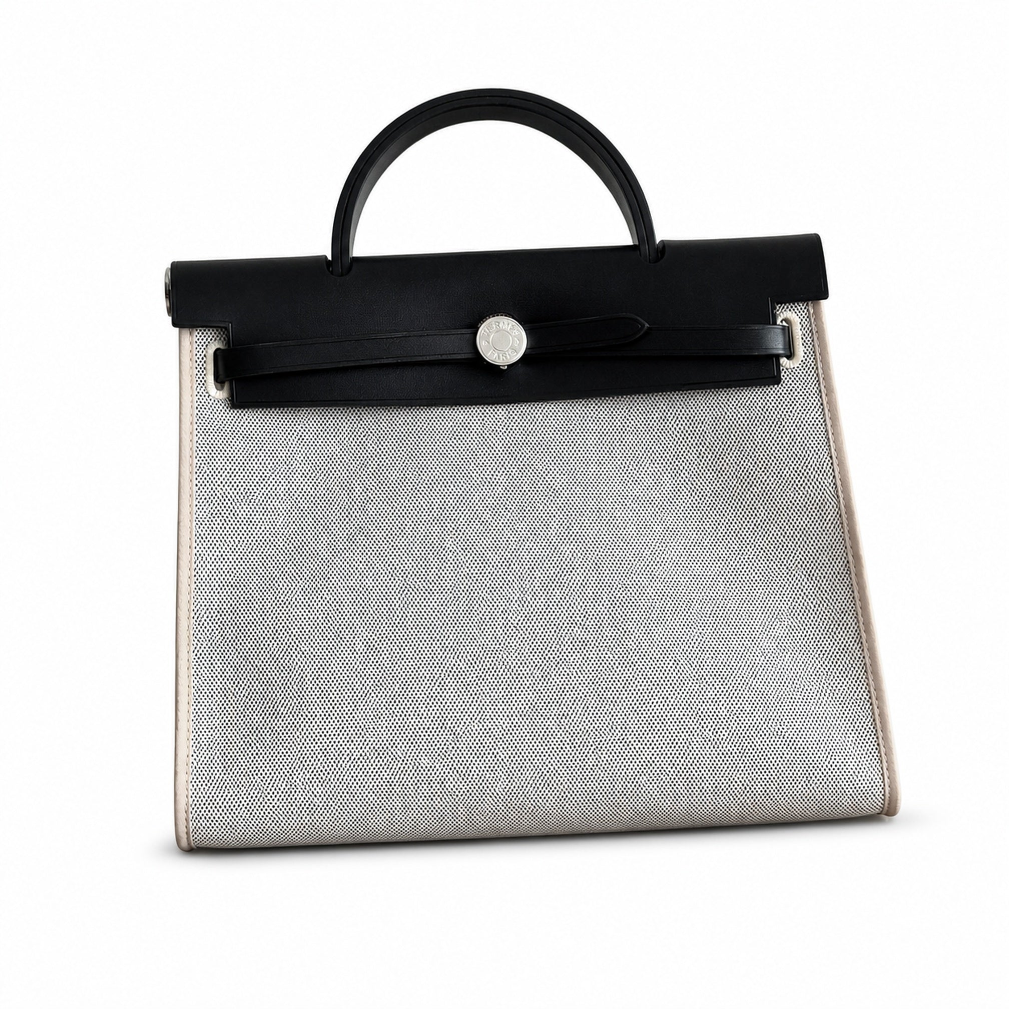 Hermers' popular herbag 31cm is designed to be inspired by saddle bags. The body of the bag is made of canvas and has outer seams. The shoulder straps and handbags are made of leather and look similar