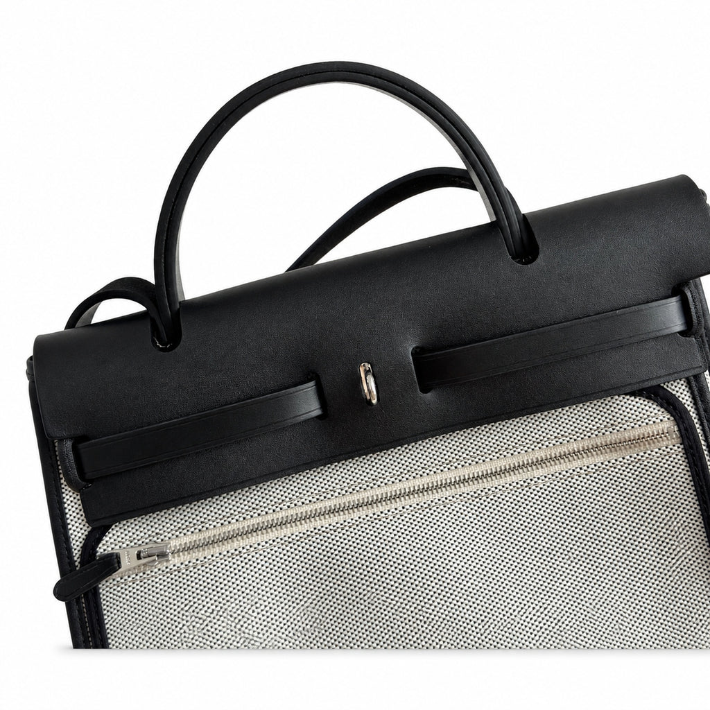 Hermers' popular herbag 31cm is designed to be inspired by saddle bags. The body of the bag is made of canvas, and the inseam, shoulder straps and handle are made of leather. The appearance is very si