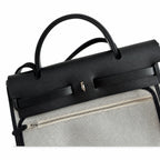 Hermers' popular herbag 31cm is designed to be inspired by saddle bags. The body of the bag is made of canvas, and the inseam, shoulder straps and handle are made of leather. The appearance is very si