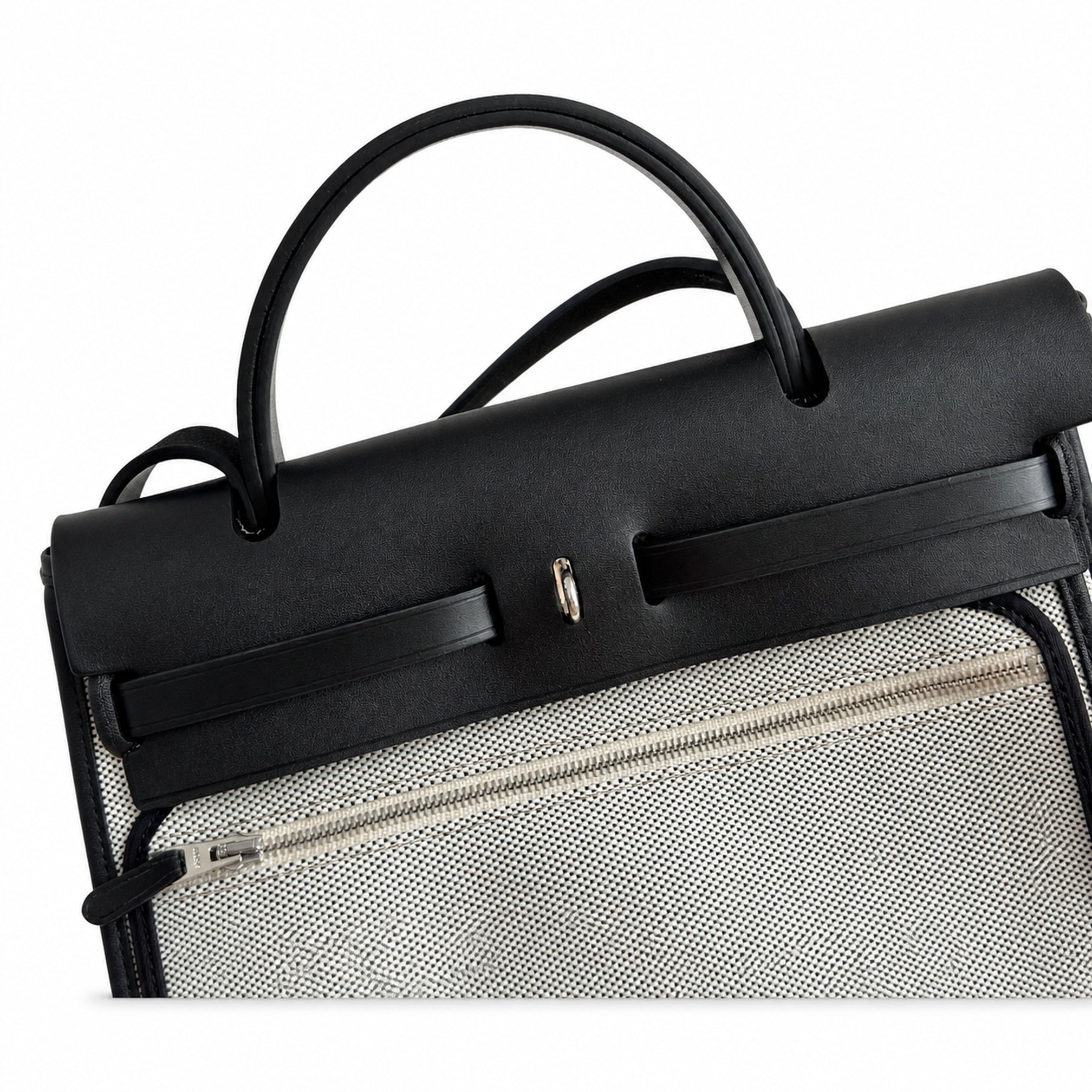Hermers' popular herbag 31cm is designed to be inspired by saddle bags. The body of the bag is made of canvas, and the inseam, shoulder straps and handle are made of leather. The appearance is very si