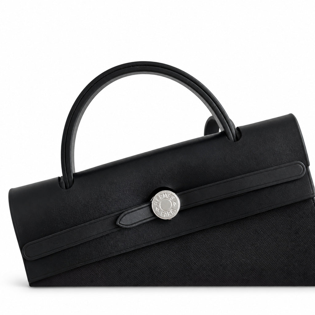 Hermers' popular herbag 31cm is designed to be inspired by saddle bags. The body of the bag is made of canvas, and the inseam, shoulder straps and handle are made of leather. The appearance is very si